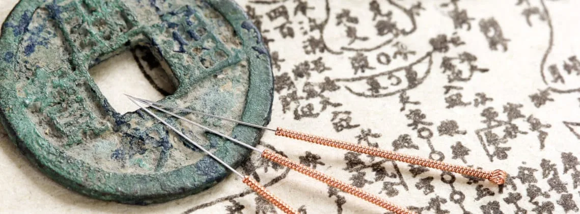 Fine acupuncture needles arranged on natural fabric